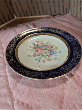 Beautiful BLUE Century By Salem Made In USA 23 Karat Gold